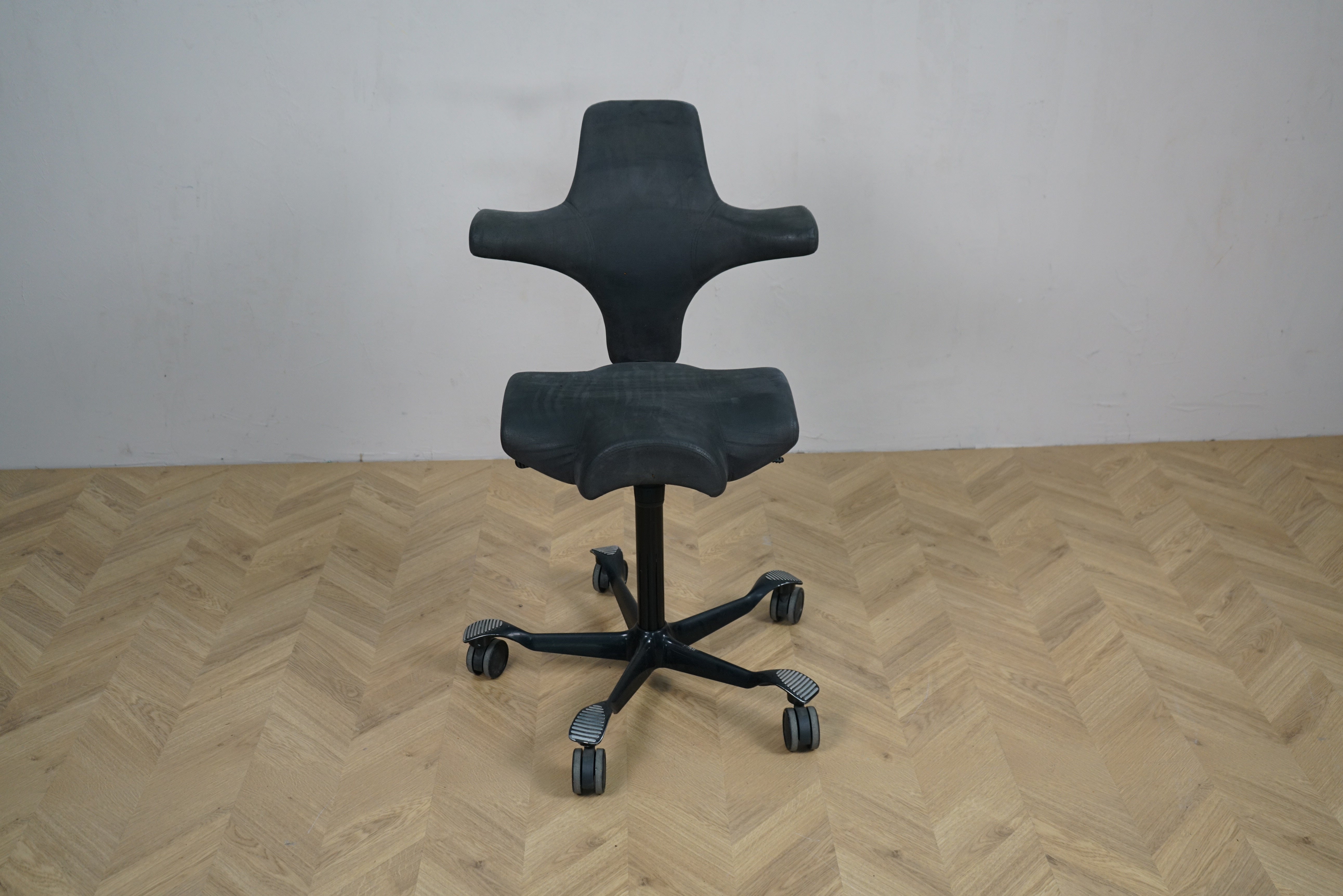 HÅG Capisco 8106 kontorstol i mørkegrå set forfra – ergonomisk design og sadelformet sæde